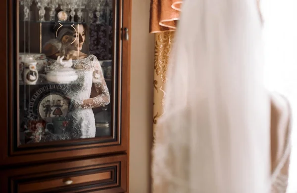 Νύφη στο κομψό γαμήλιο φόρεμα — Φωτογραφία Αρχείου