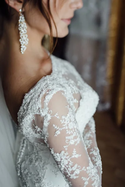 Braut im eleganten Brautkleid — Stockfoto