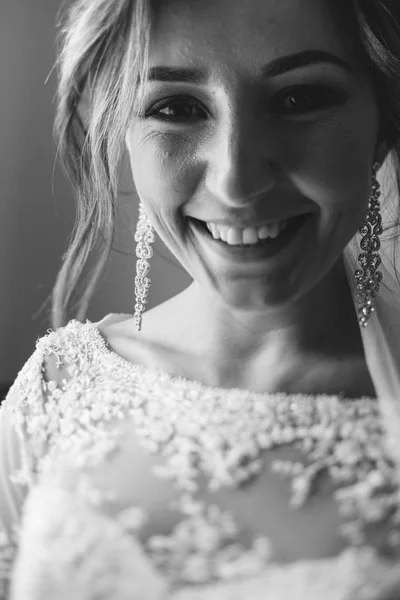 Bruid in elegante trouwjurk — Stockfoto