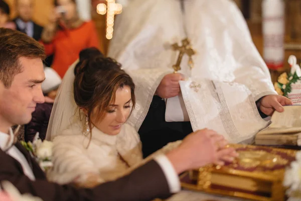 Bruid en bruidegom ceremonie in de kerk — Stockfoto