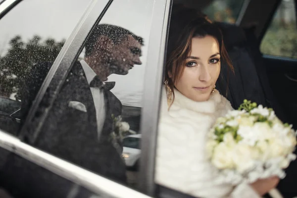 Mireasă frumoasă stând într-o mașină — Fotografie, imagine de stoc