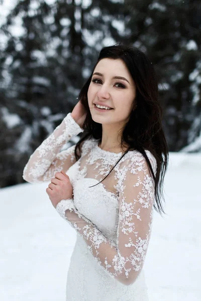 Kış ormandaki güzel gelin