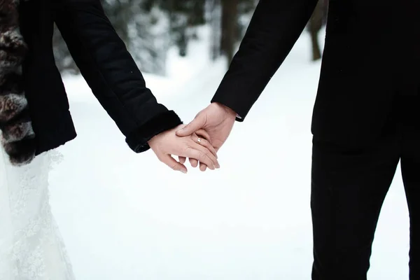 Невеста и жених в зимнем лесу — стоковое фото