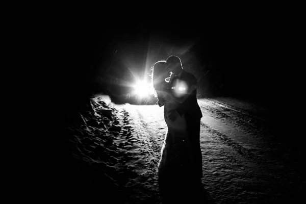 Mariée et marié dans la forêt d'hiver — Photo