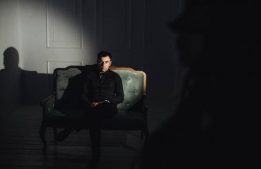 kadın tiyatro maskesi ve yakışıklı adam