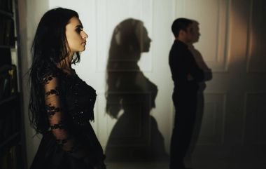 Şehvetli çift koyu arka plan üzerinde