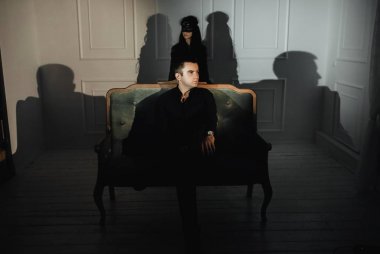 kadın tiyatro maskesi ve yakışıklı adam