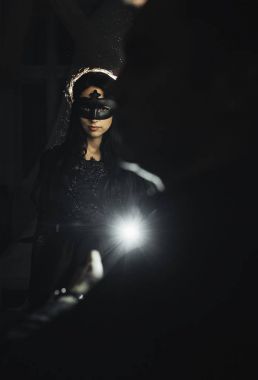 kadın tiyatro maskesi ve yakışıklı adam