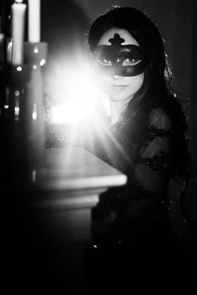 Vacker flicka med teatraliska mask — Stockfoto