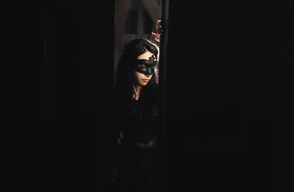 Tiyatro maskesi ile güzel kız — Stok fotoğraf