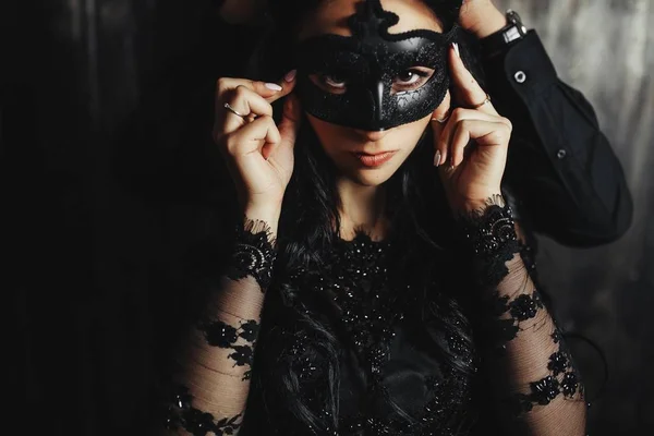 Piękna dziewczyna z maski teatralne — Zdjęcie stockowe