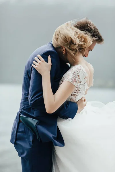 Hermosos recién casados enamorados —  Fotos de Stock
