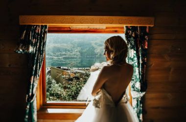 Gelin beyaz gelinlik içinde