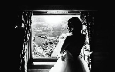  Gelin beyaz gelinlik içinde