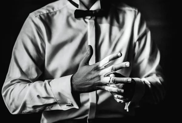 El novio vestidor y la preparación para la ceremonia — Foto de Stock