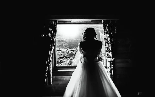 Noiva em vestido de noiva branco — Fotografia de Stock