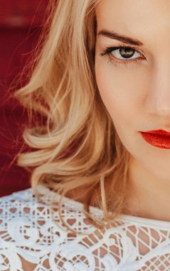  Gelin beyaz gelinlik içinde