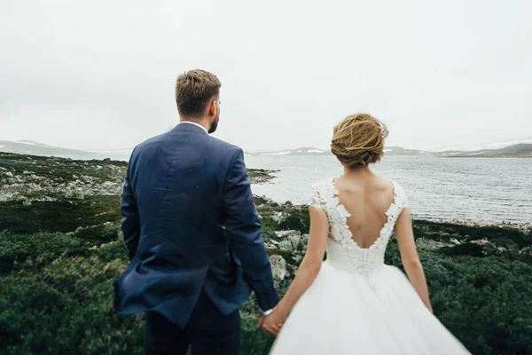 Свадебная пара у моря — стоковое фото