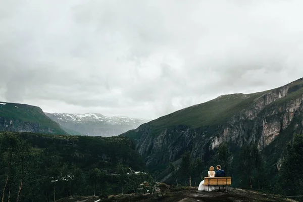 Schönes Hochzeitspaar in den Bergen — Stockfoto
