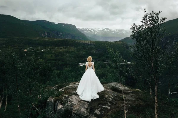 山の場所でポーズの花嫁 — ストック写真