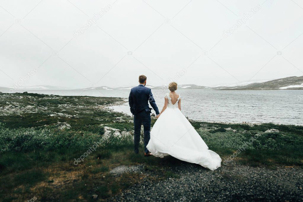  wedding couple near the sea