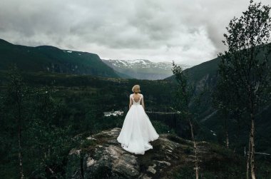 dağ Mekanlar üzerinde poz gelin