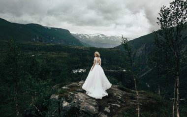 dağ Mekanlar üzerinde poz gelin