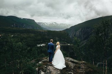 Güzel düğün çifti dağ konumları