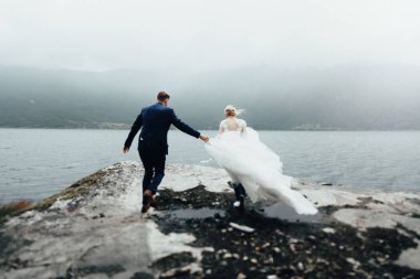  Düğün çifti deniz kenarında