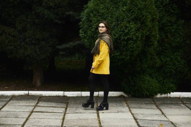 sonbahar parkta güzel kadın