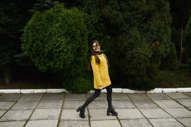 sonbahar parkta güzel kadın