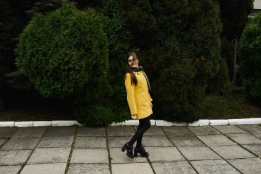 sonbahar parkta güzel kadın