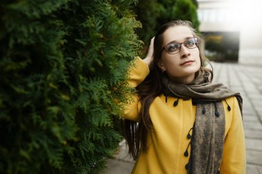 sonbahar parkta güzel kadın