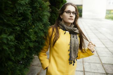 sonbahar parkta güzel kadın