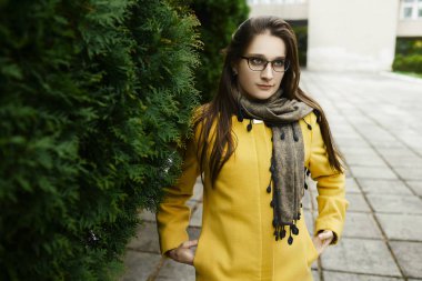 sonbahar parkta güzel kadın