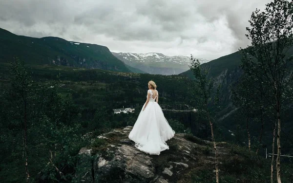 Bruid poseren op berg locaties — Stockfoto