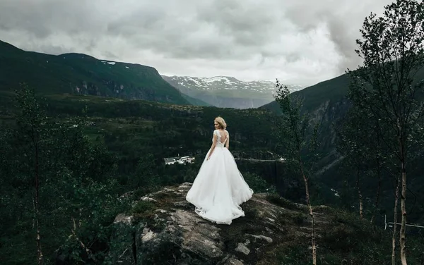 dağ Mekanlar üzerinde poz gelin