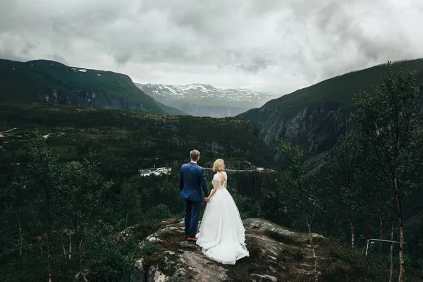 Hermosa pareja de boda en lugares de montaña — Foto de Stock