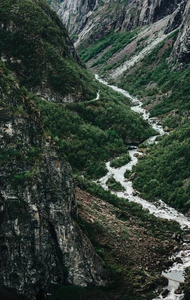 Paysage estival avec montagnes — Photo