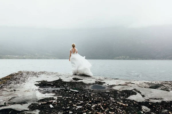 Denize yakın mutlu gelin — Stok fotoğraf