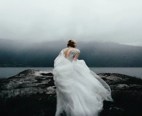 Mariée heureuse près de la mer — Photo