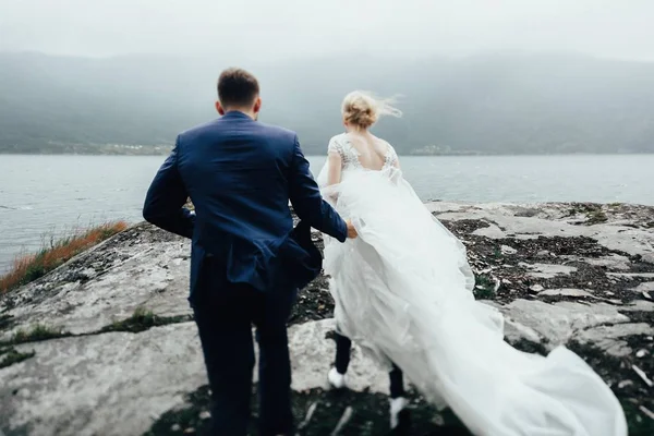 Pareja de boda cerca del mar —  Fotos de Stock