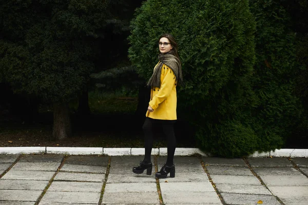 sonbahar parkta güzel kadın