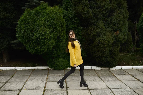 sonbahar parkta güzel kadın