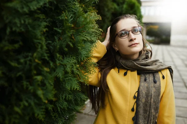 sonbahar parkta güzel kadın