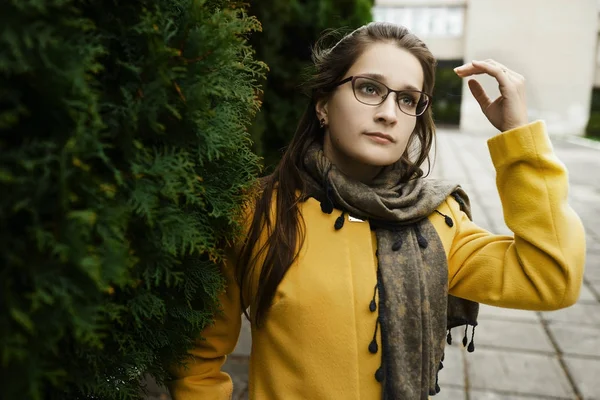 sonbahar parkta güzel kadın