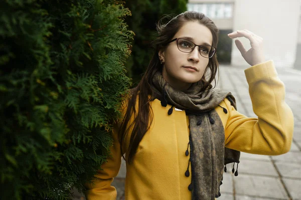 sonbahar parkta güzel kadın