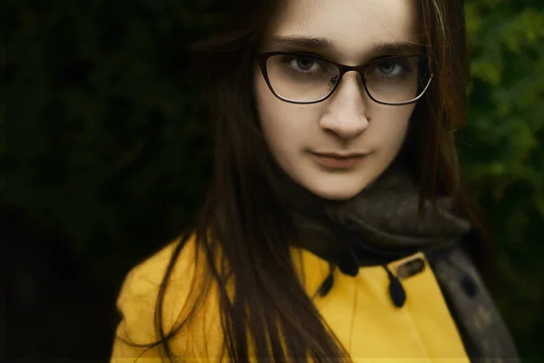 Belle femme dans le parc en automne — Photo