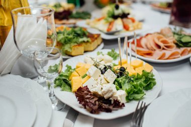 Tatil için yemekler masaya servis.