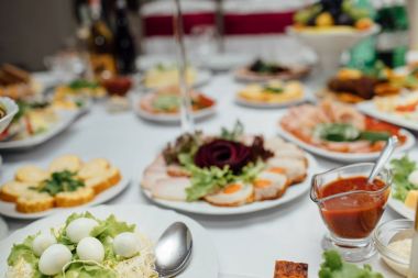 Tatil için yemekler masaya servis.